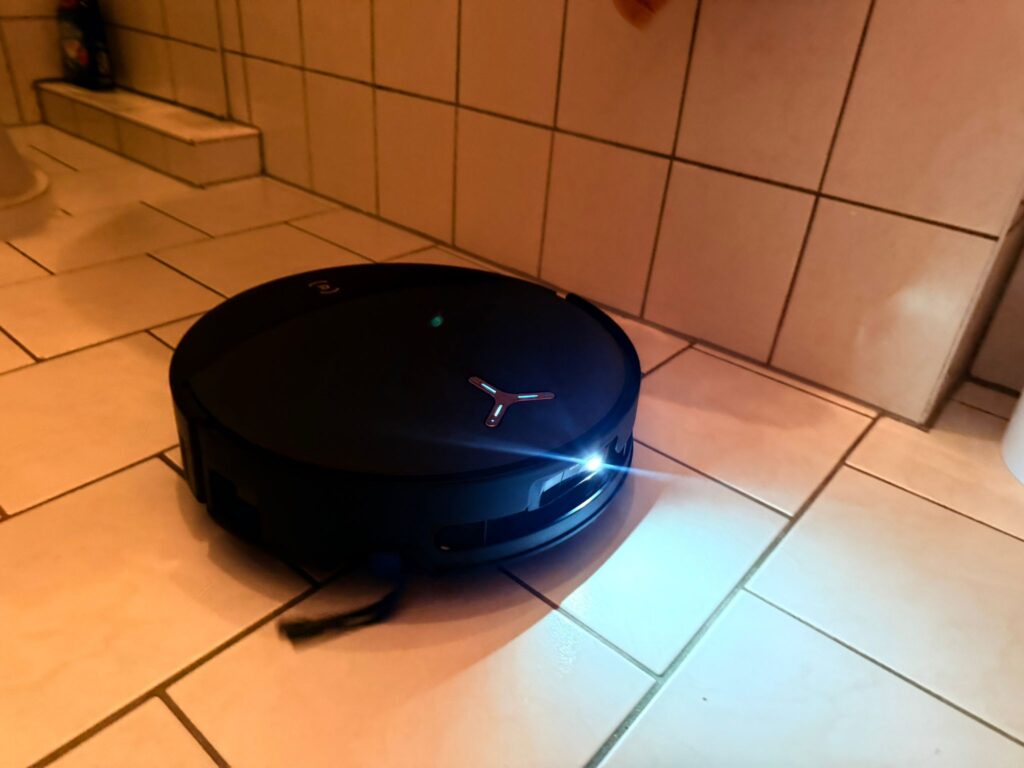 ECOVACS DEEBOT T90 PRO Omni Staubsauger-Roboter im Einsatz im Bad