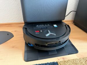 ECOVACS DEEBOT T90 PRO Omni Staubsauger-Roboter in der Station ohne Deckel