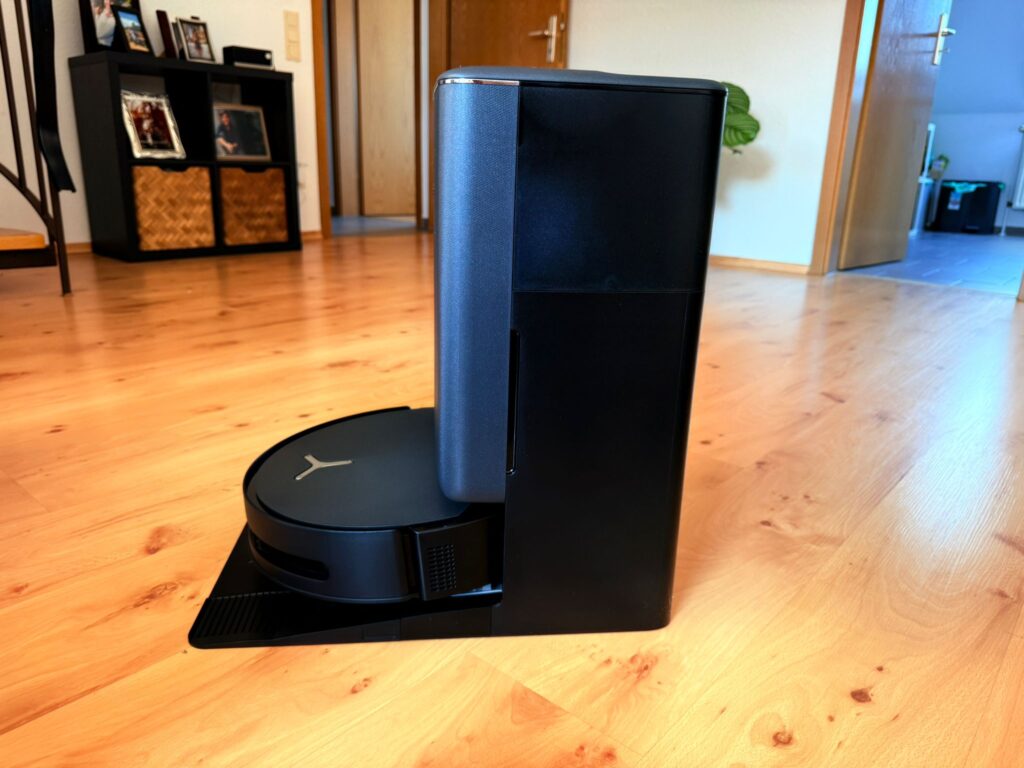 ECOVACS DEEBOT T90 PRO Omni Staubsauger-Roboter in der Station von links