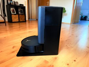 ECOVACS DEEBOT T90 PRO Omni Staubsauger-Roboter in der Station von links