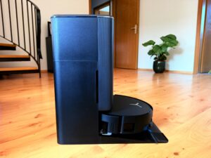 ECOVACS DEEBOT T90 PRO Omni Staubsauger-Roboter in der Station von rechts