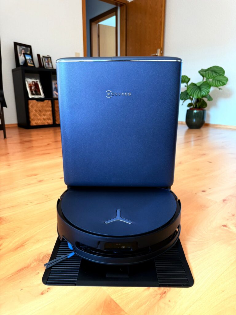 ECOVACS DEEBOT T90 PRO Omni Staubsauger-Roboter in der Station von vorne