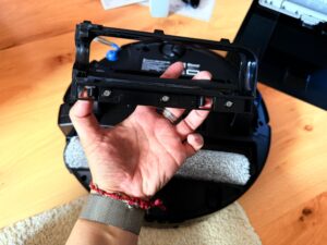 ECOVACS DEEBOT T90 PRO Omni Staubsauger-Roboter mit Bürstenhalterung