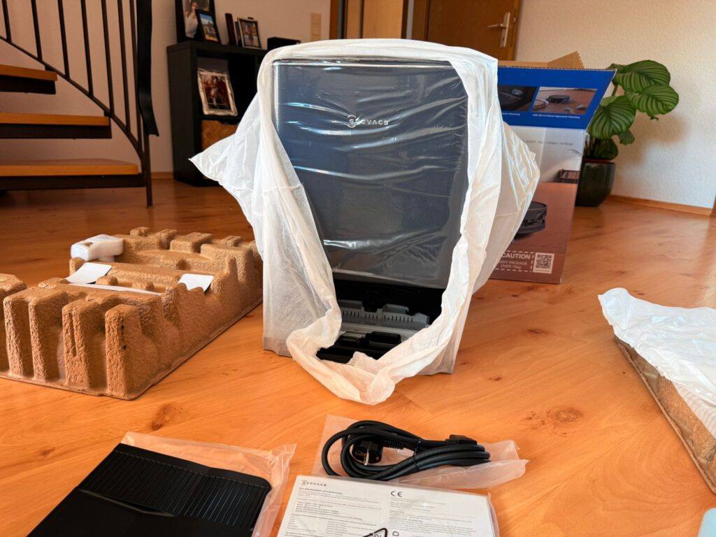 ECOVACS DEEBOT T90 PRO Omni Staubsauger-Roboter mit Station
