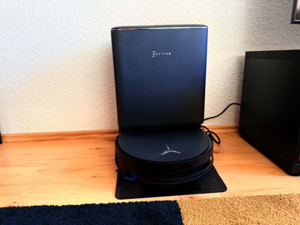 ECOVACS DEEBOT T90 PRO Omni Staubsauger-Roboter mit angeschlossener Station