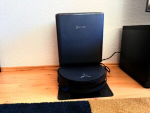 ECOVACS DEEBOT T90 PRO Omni Staubsauger-Roboter mit angeschlossener Station