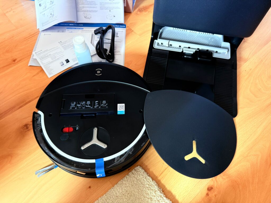 ECOVACS DEEBOT T90 PRO Omni Staubsauger-Roboter mit entfernten Deckel