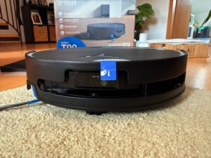 ECOVACS DEEBOT T90 PRO Omni Staubsauger-Roboter von der Seite mit Klebestreifen