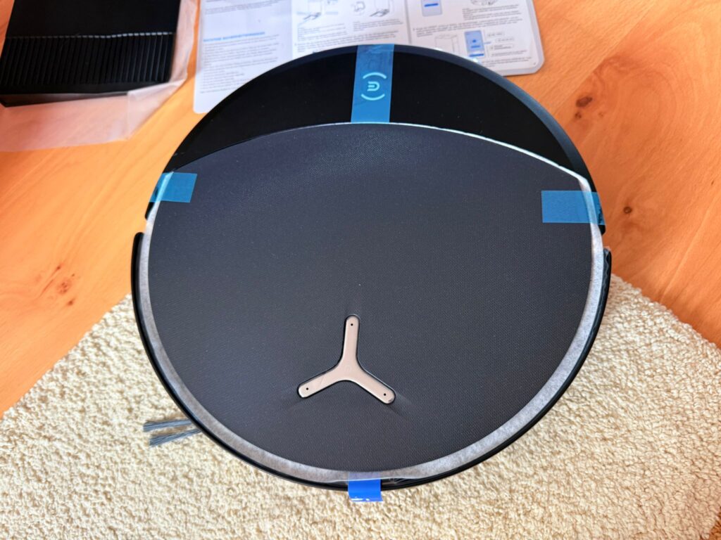 ECOVACS DEEBOT T90 PRO Omni Staubsauger-Roboter von oben mit Klebestreifen