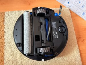 ECOVACS DEEBOT T90 PRO Omni Staubsauger-Roboter von unten