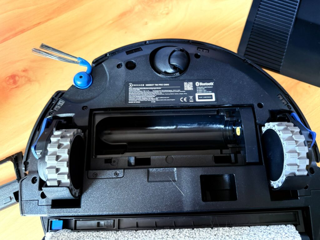 ECOVACS DEEBOT T90 PRO Omni Staubsauger-Roboter von unten in der Nahansicht