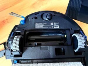 ECOVACS DEEBOT T90 PRO Omni Staubsauger-Roboter von unten in der Nahansicht