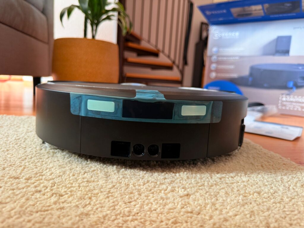 ECOVACS DEEBOT T90 PRO Omni Staubsauger-Roboter von vorne mit Klebestreifen