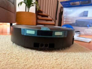 ECOVACS DEEBOT T90 PRO Omni Staubsauger-Roboter von vorne mit Klebestreifen