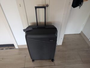 Samsonite Intuo Spinner L Koffer mit ausgezogenem Teleskopgriff