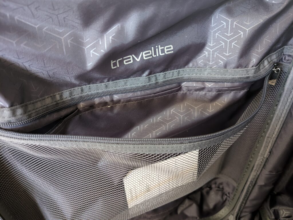 Travelite Basic Koffer Netzfach im Deckel geöffnet