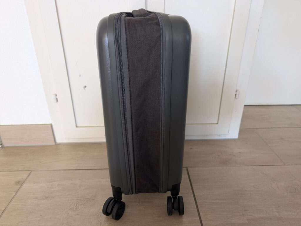 Travelite Basic Koffer Seitenansicht mit Dehnfalte