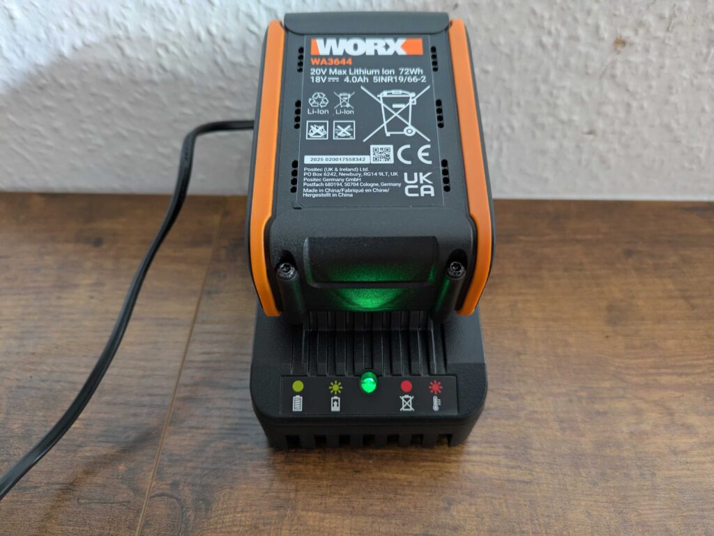 WORX WG633E Hydroshot Akku-Hochdruckreiniger Akku beim Laden