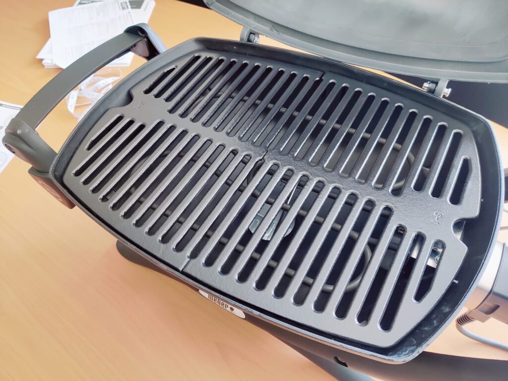 Weber Q 1400 Elektrogrill Grillplatten eingelegt