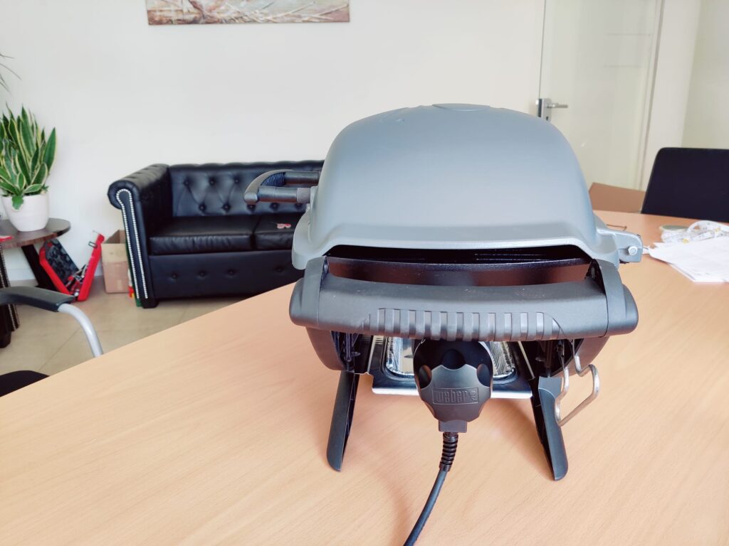 Weber Q 1400 Elektrogrill von der Seite