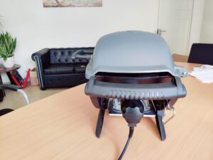 Weber Q 1400 Elektrogrill von der Seite