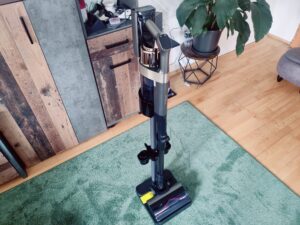 Tineco Pure ONE A90S Akku-Staubsauger in der Ladestation