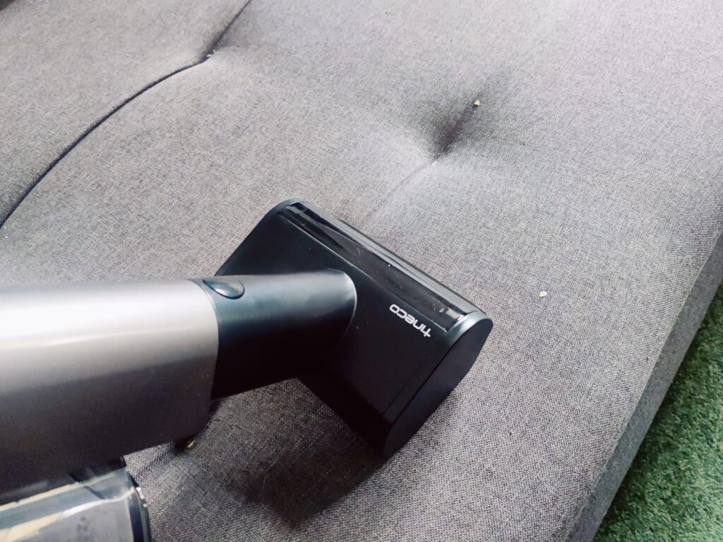 Tineco Pure ONE A90S Akku-Staubsauger Test auf Polstermöbeln