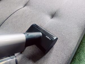 Tineco Pure ONE A90S Akku-Staubsauger Test auf Polstermöbeln