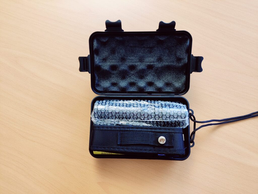 BEYSTE A15 Taschenlampe Aufbewahrungsbox offen