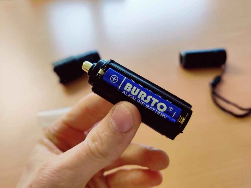 BEYSTE A15 Taschenlampe AAA-Batterien einlegen
