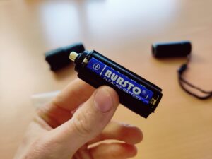 BEYSTE A15 Taschenlampe AAA-Batterien einlegen
