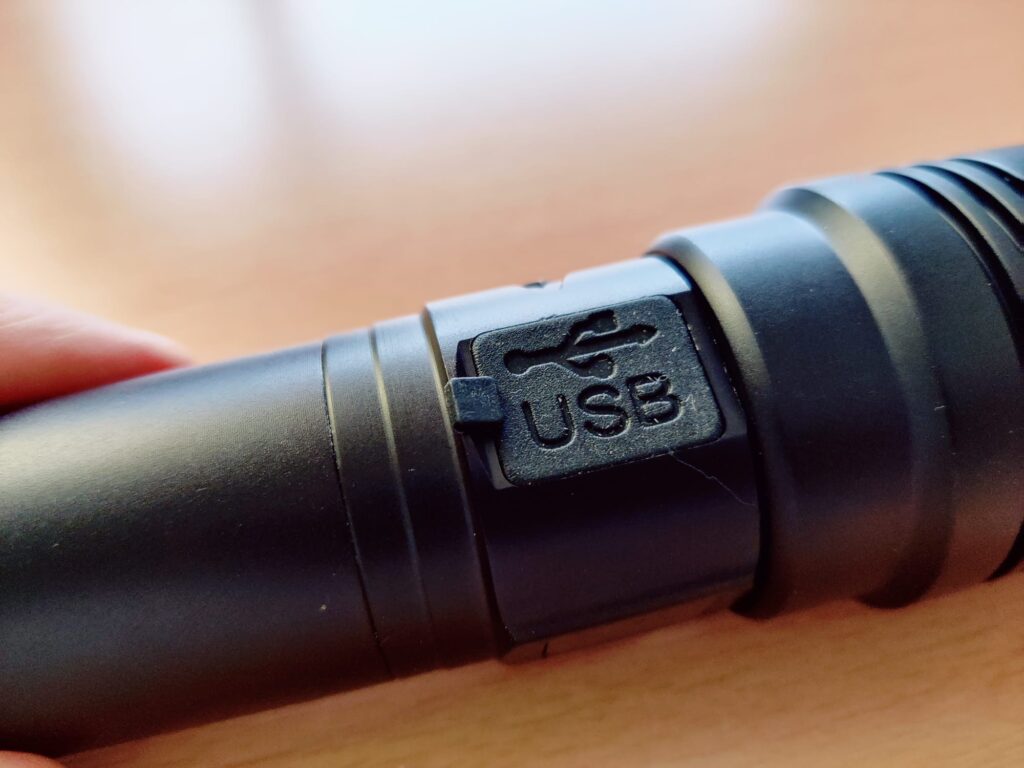 BEYSTE A15 Taschenlampe Ladekappe
