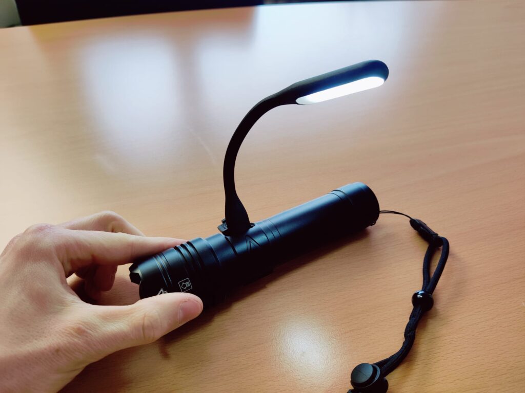BEYSTE A15 Taschenlampe USB-Lampe im Betrieb