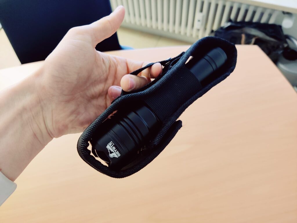 BEYSTE A15 Taschenlampe in der Gürteltasche