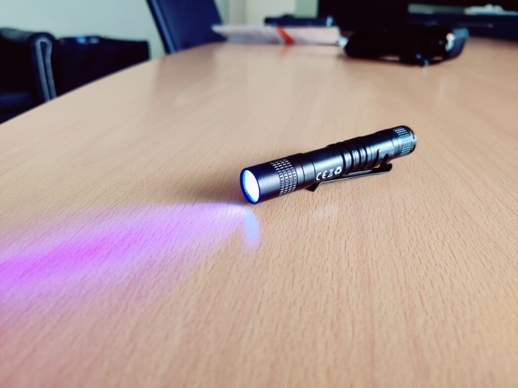 BEYSTE A15 Taschenlampe Mini-UV-Taschenlampe im Betrieb
