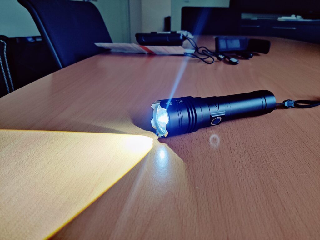 BEYSTE A15 Taschenlampe im Betrieb