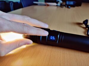 BEYSTE A15 Taschenlampe Akkustandanzeige