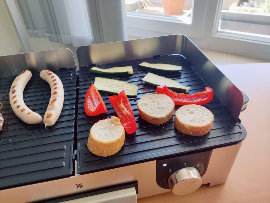 WMF Lono Master-Grill Elektrogrill mit Gemüse und Brot
