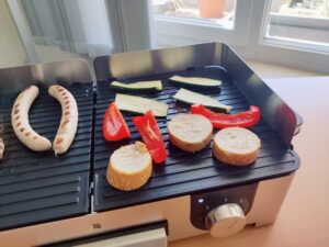 WMF Lono Master-Grill Elektrogrill mit Gemüse und Brot