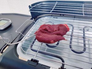 WMF 0608916030 Grillthermometer Einstichstelle im Steak