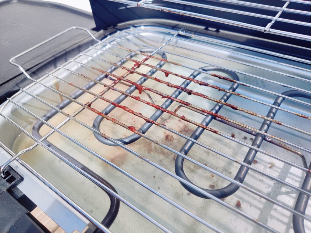 TZS First Austria FA-5350-3 Elektrogrill Grillrückstände auf Rost