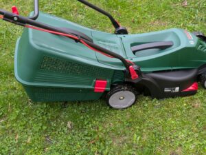 Bosch UniversalRotak 34-405 Elektro-Rasenmäher aus der Nähe