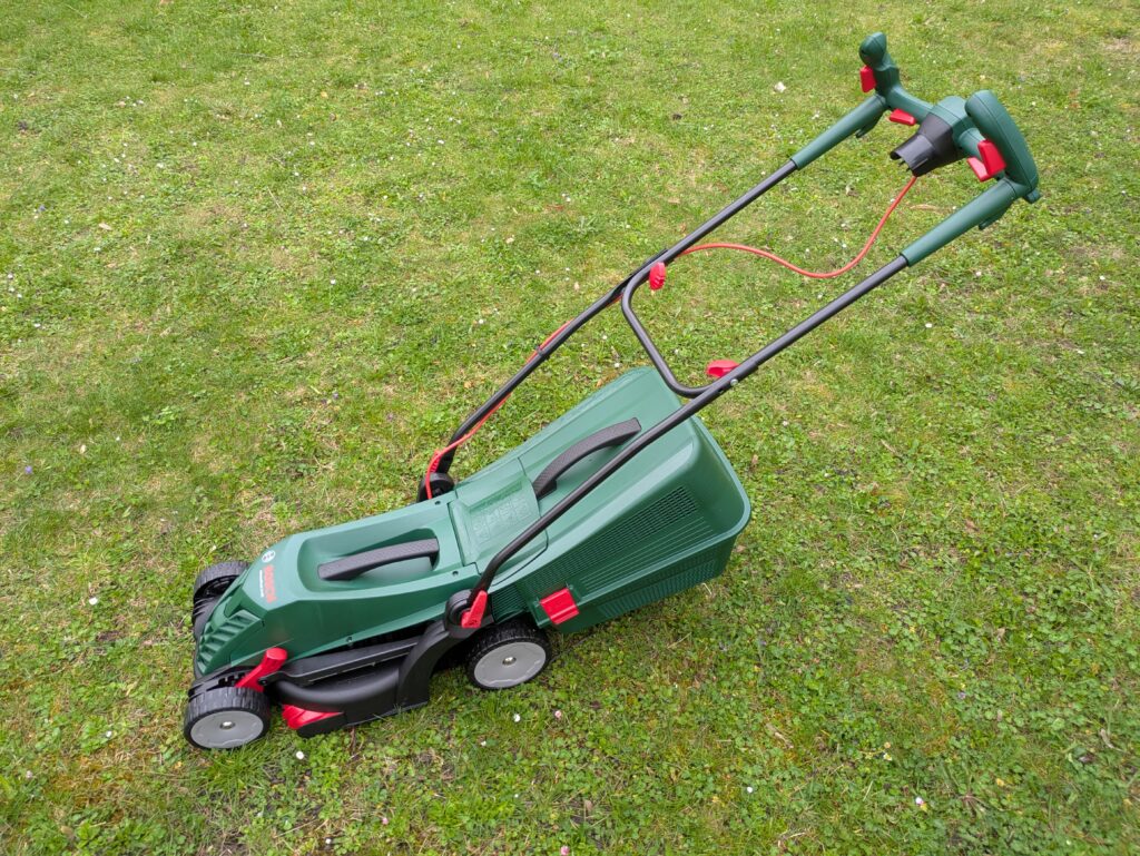 Bosch UniversalRotak 34-405 Elektro-Rasenmäher montiert