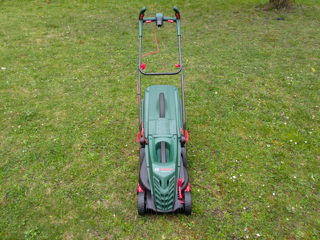 Bosch UniversalRotak 34-405 Elektro-Rasenmäher montiert von vorne