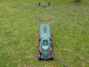 Bosch UniversalRotak 34-405 Elektro-Rasenmäher montiert von vorne