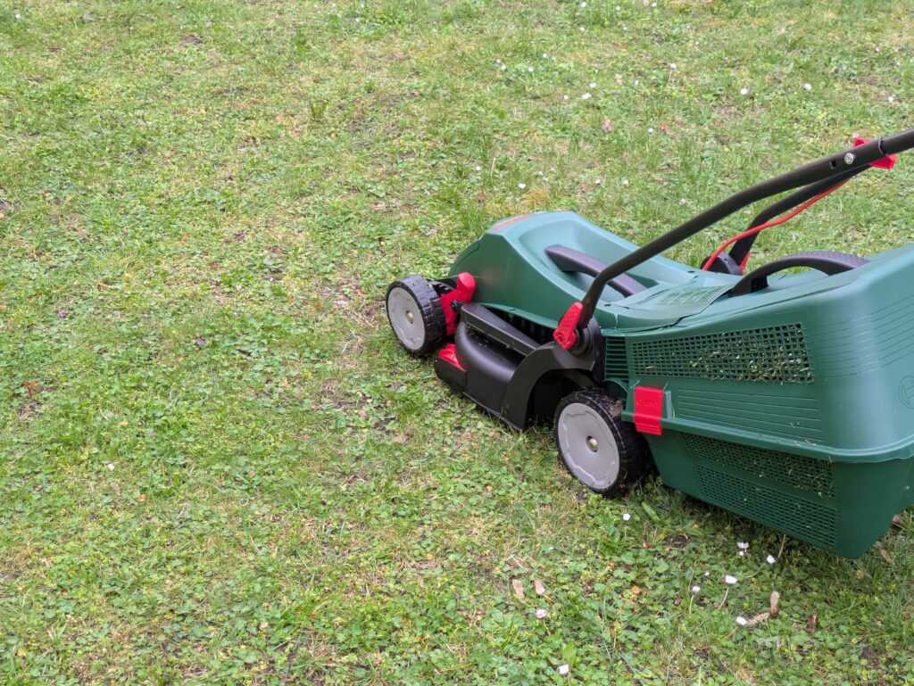 Bosch UniversalRotak 34-405 Elektro-Rasenmäher von links (2)