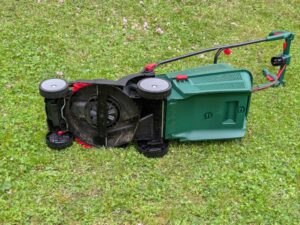 Bosch UniversalRotak 34-405 Elektro-Rasenmäher von unten mit Fangkorb