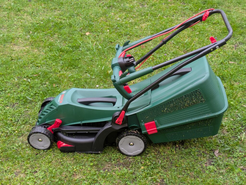 Bosch UniversalRotak 34-405 Elektro-Rasenmäher zusammengeklappt