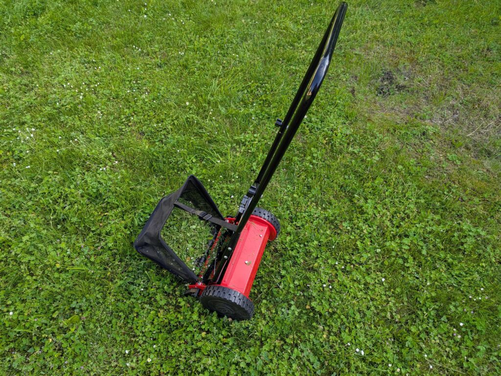 COSTWAY Spindelmäher mit Gras (2)