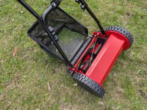 COSTWAY SF6533DE Spindelmäher mit Gras im Korb